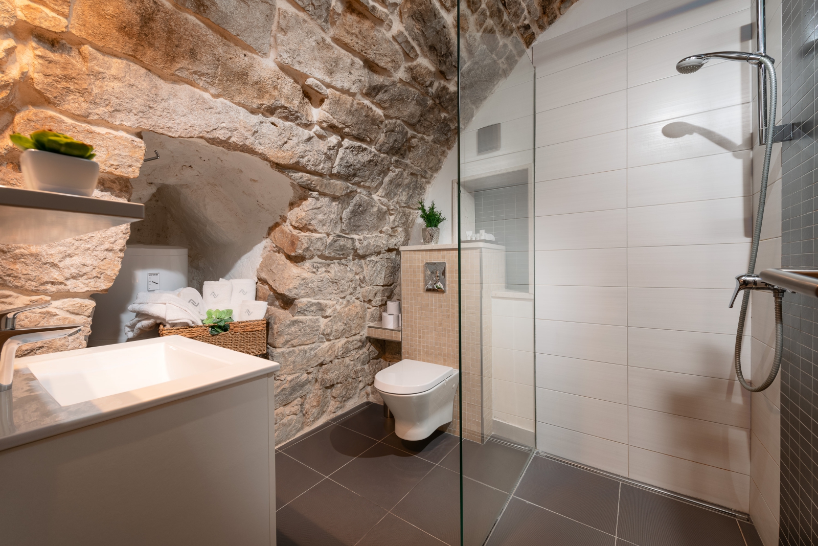 apartment volat, bathroom